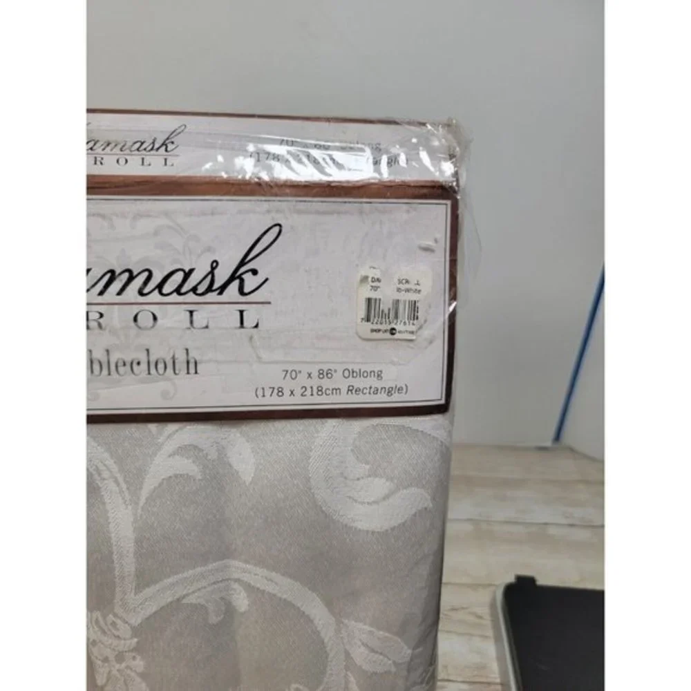 Damask  Scroll Tablecloth 70